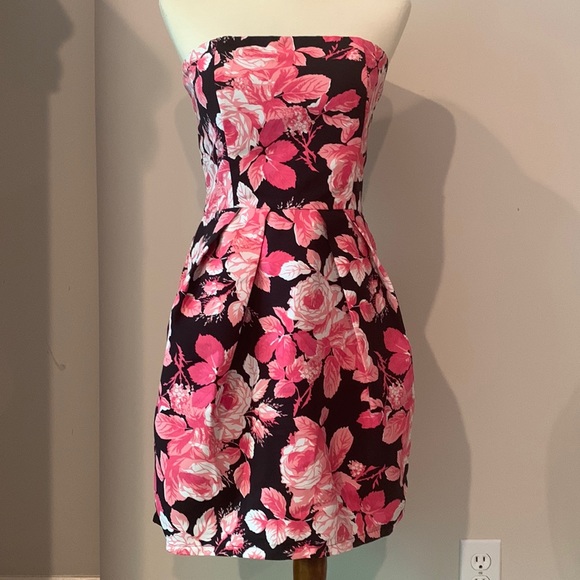 Forever 21 Dresses & Skirts - Forever 21 rose pattern strapless dress